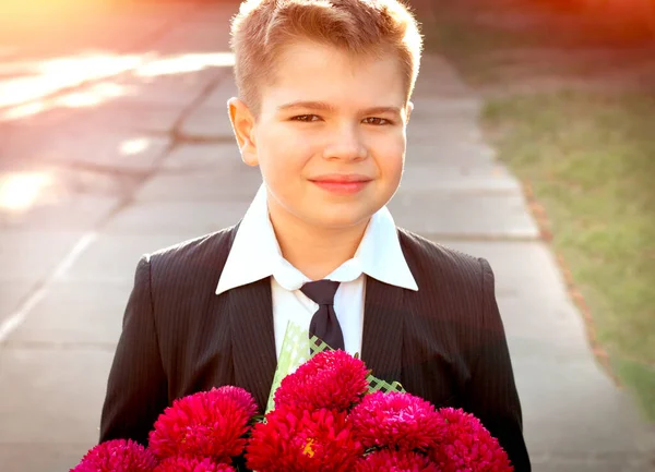 Retrato Cercano Niño Caucásico Feliz Uniforme Escolar Con Ramo Astros —  Fotos de Stock