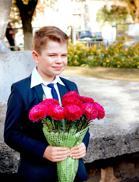 Kaukasische Jongen Schooluniform Met Een Boeket Rode Asters Voor Zijn — Stockfoto