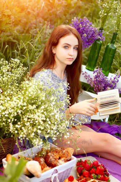 Menina Bonita Jovem Livro Natureza Sentado Onde Monte Flores Grama — Fotografia de Stock