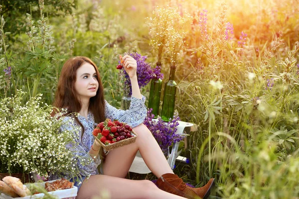 Jong Mooi Meisje Met Lang Rood Haar Tuin Zitten Houdt — Stockfoto