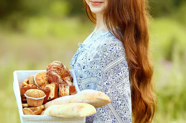 소녀가 배경으로 여름철에 자연에 집에서 케이크를 바구니를 있습니다 빵이요 — 스톡 사진