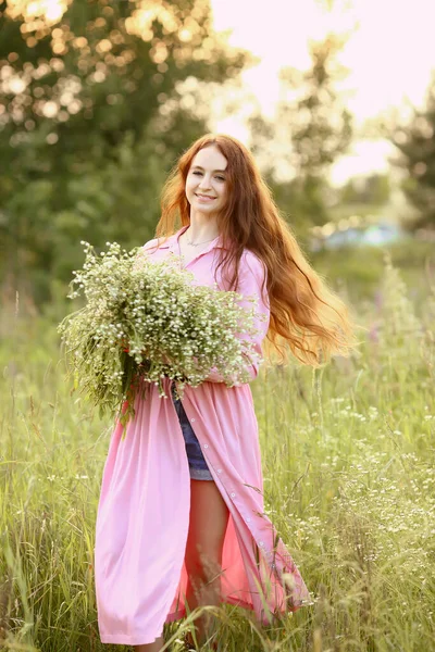 Fiatal Gyönyörű Vörös Hajú Lány Rózsaszín Ruhában Forog Egy Hatalmas — Stock Fotó