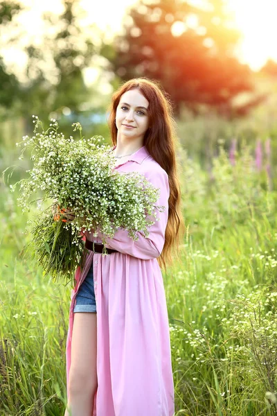 Een Jong Mooi Roodharig Meisje Glimlacht Met Een Enorm Boeket — Stockfoto