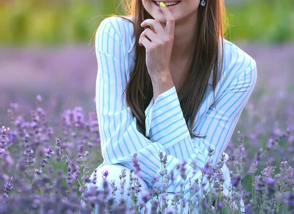 Jonge Stijlvolle Aantrekkelijke Blanke Meisje Een Wit Gestreept Shirt Rust — Stockfoto