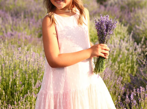 Carino Ragazza Caucasica Abito Rosa Con Mazzo Lavanda Campo Lavanda — Foto Stock