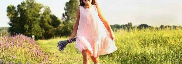 Cute Kaukaska Dziewczyna Różowej Sukience Biegnie Drodze Bukietem Lawendy Łonie — Zdjęcie stockowe