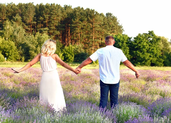 Małżeństwo Miłości Trzymając Się Ręce Spacerując Ciesząc Się Rekreacją Świeżym — Zdjęcie stockowe