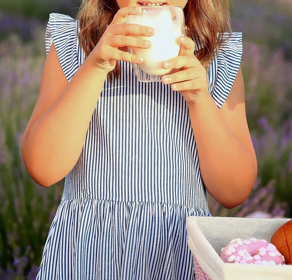 Кавказька Дівчина Свіже Молоко Скляної Чашки Відкритому Повітрі Молочні Продукти — стокове фото