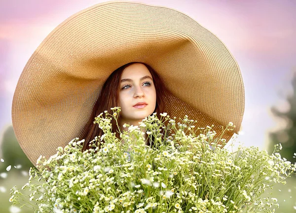 Fechar Retrato Jovem Menina Bonita Chapéu Vime Grande Com Enorme — Fotografia de Stock