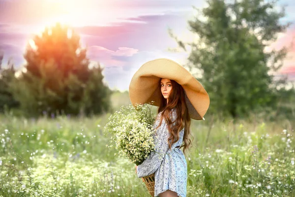 Jeune Belle Fille Dans Grand Chapeau Osier Avec Énorme Bouquet — Photo