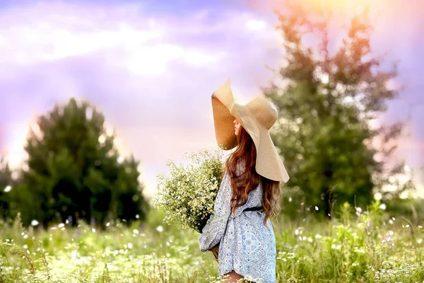 Jeune Belle Fille Dans Grand Chapeau Osier Avec Énorme Bouquet — Photo