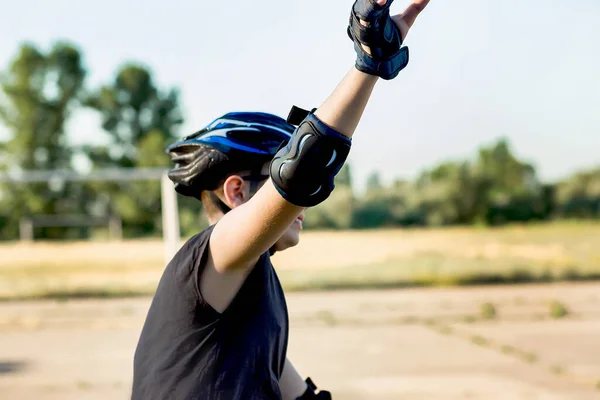 Des Coudières Protection Des Mains Des Pieds Vélo Adolescent Portant — Photo