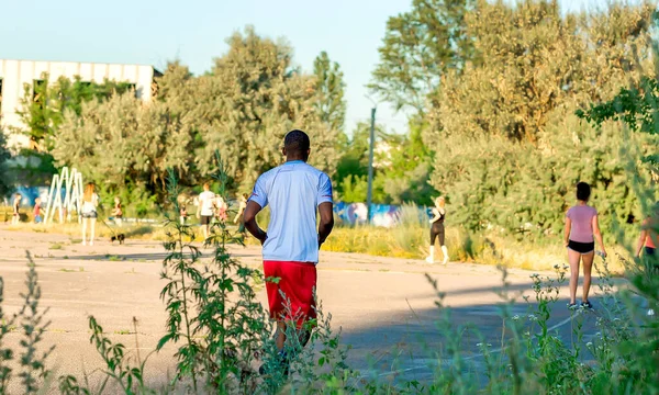 Afroameričtí Sportovci Bílém Tričku Červených Trenýrkách Běhají Sportovním Stadionu Kde — Stock fotografie