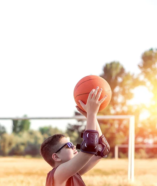 Vit Tonårspojke Svart Shirt Och Gröna Shorts Leker Med Basketboll — Stockfoto