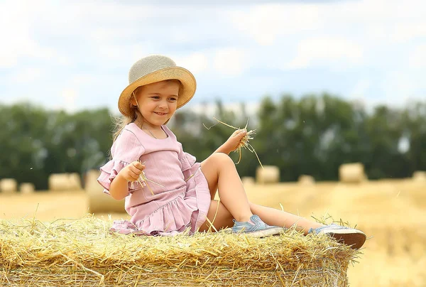 Banner Cute Girl Smiles Wicker Hat Pink Blue Dress Throws — Stock Photo, Image