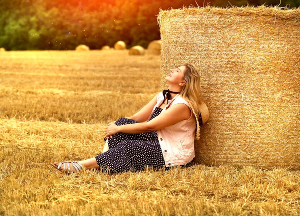 Joven Mujer Rubia Caucásica Sentada Campo Trigo Segado Cerca Una — Foto de Stock