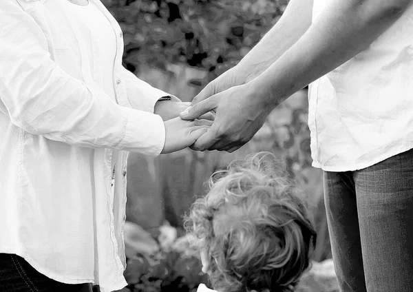 Svart Vit Bild Med Happy Familj Med Liten Pojke Mamma — Stockfoto