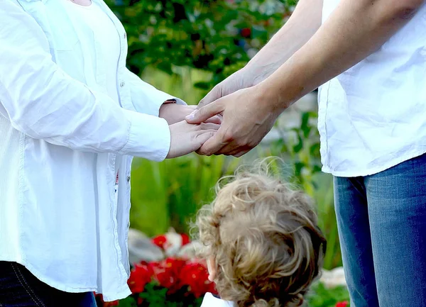 Família Feliz Com Menino Mamãe Papai Estão Mãos Dadas Estão — Fotografia de Stock