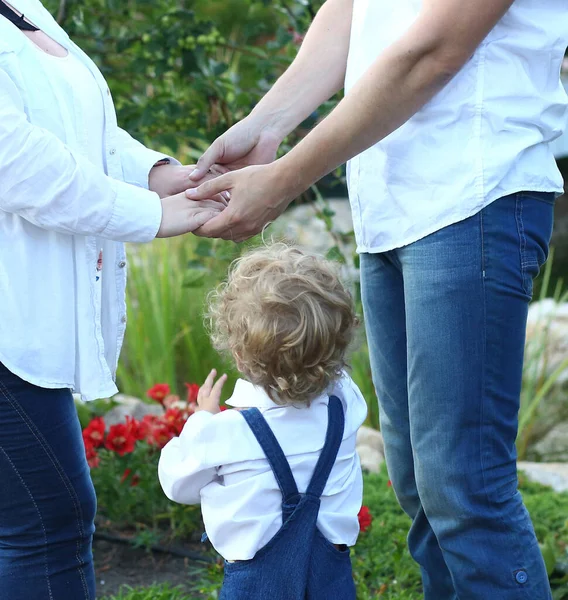 Família Feliz Com Menino Mamãe Papai Estão Mãos Dadas Estão — Fotografia de Stock