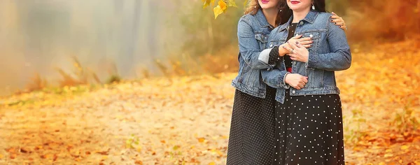 Mãe Amorosa Filha Estão Vestidas Jaquetas Ganga Azul Vestidos Bolinhas — Fotografia de Stock