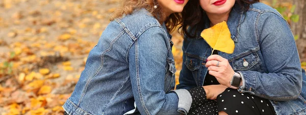 Loving Mother Daughter Holding Yellow Leaf Dressed Blue Denim Jackets — Stock Photo, Image