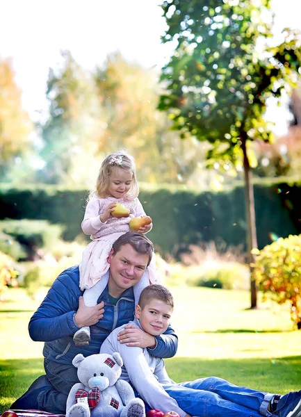 Vader Met Kinderen Het Park Zitten Het Gras Dochter Zit — Stockfoto