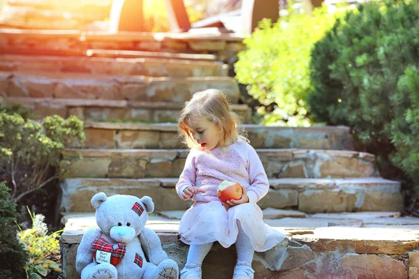 Een Klein Meisje Speelt Met Teddybeer Een Roze Trui Rok — Stockfoto