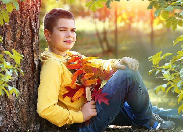 Σοβαρή Και Σκεπτική Καυκάσιος Έφηβος Αγόρι Close Ένα Κίτρινο Μακρυμάνικο — Φωτογραφία Αρχείου