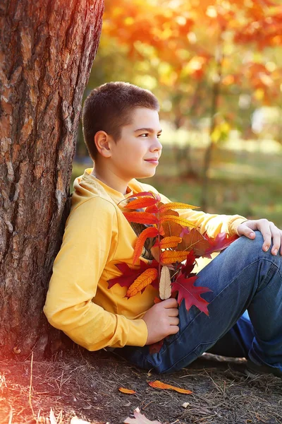 Serieuze Peperdure Blanke Tiener Jongen Close Een Geel Shirt Met — Stockfoto