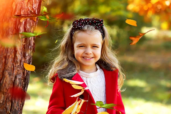 Una Niña Feliz Con Abrigo Rojo Brillante Suéter Punto Blanco —  Fotos de Stock