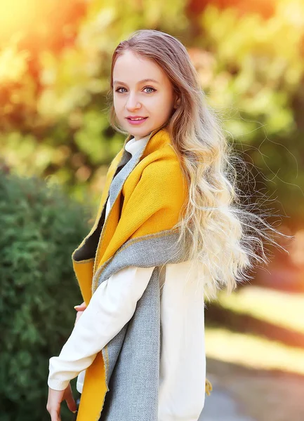 Herfstconcept Een Jong Meisje Met Luxe Golvend Blond Haar Een — Stockfoto