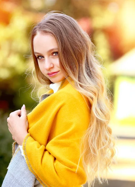 Portret Van Een Jong Meisje Met Luxueus Golvend Blond Haar — Stockfoto