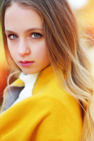 Portré Egy Fiatal Lányról Hullámos Szőke Hajjal Kék Szemekkel Sárga — Stock Fotó