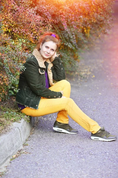 Joyeux Jeune Femme Dans Parc Automne Posant Veste Verte Pull — Photo