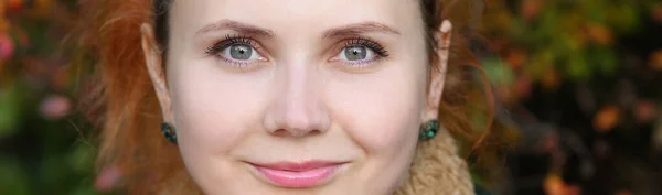 緑の目の虹彩を持つ女性が閉じます 自信を持って見て 女性心理学者 ボケ効果のある秋の背景 女性の視線の概念 左側のスペースのコピー — ストック写真
