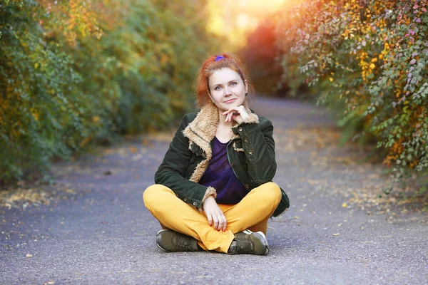 Jonge Vrouw Met Een Glimlach Lotuspositie Zittend Een Asfaltweg Een — Stockfoto