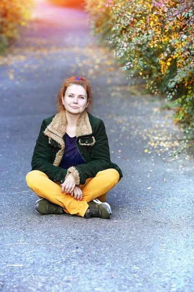 Jeune Femme Position Lotus Assise Sur Sentier Vert Dans Parc — Photo