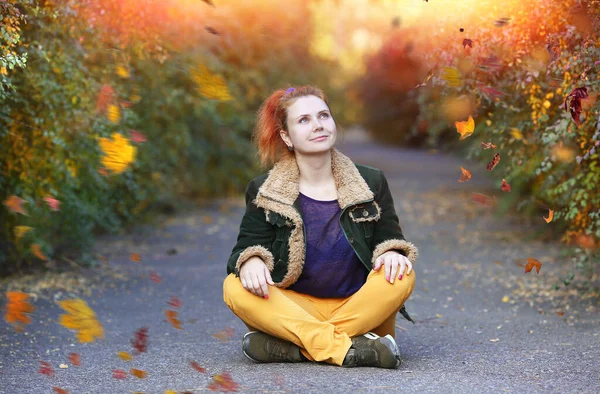 Szczęśliwa Młoda Kobieta Pozycji Lotosu Uśmiechem Siedząca Asfaltowej Ścieżce Jesiennym — Zdjęcie stockowe