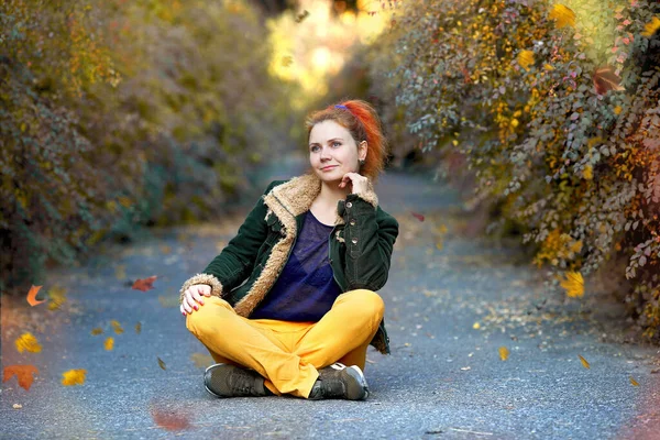 Uma Jovem Com Uma Cauda Vermelha Sorrindo Senta Uma Posição — Fotografia de Stock