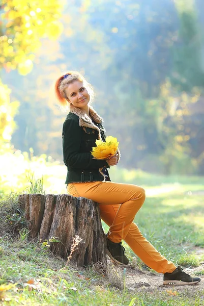 Młoda Dziewczyna Bukietem Żółtych Liści Siedząca Wielkim Pniu Parku Koncepcja — Zdjęcie stockowe