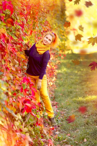 Una Chica Moda Feliz Una Parte Superior Color Púrpura Una — Foto de Stock