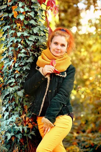 Молодая Девушка Красным Хвостом Гуляет Осеннем Парке Девушка Одета Жёлтые — стоковое фото