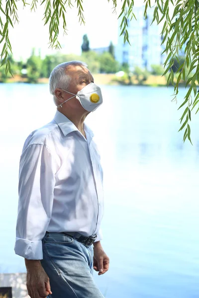 Ένας Ώριμος Άντρας Προστατευτική Αναπνευστική Συσκευή Περπατάει Μια Λίμνη Ένας — Φωτογραφία Αρχείου