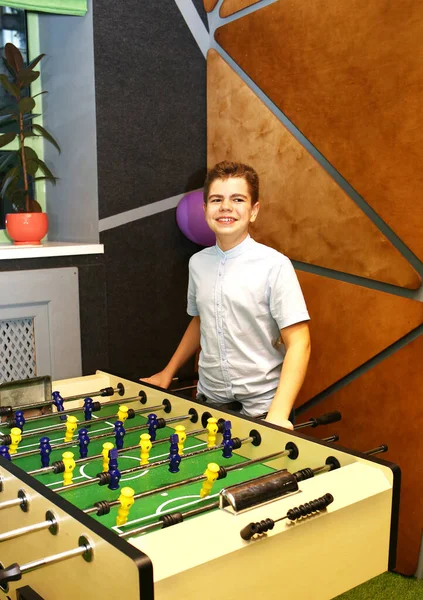 Chlapec Teenager Modré Košili Hraje Stolním Fotbale Figurami Fotbalistů Obou — Stock fotografie