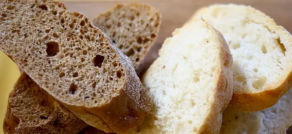Pão Branco Centeio Cortado Pedaços Substrato Madeira Plano Mais Próximo — Fotografia de Stock