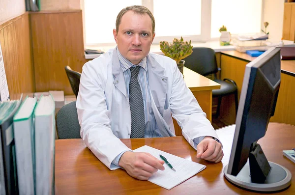 Giovane Medico Terapista Caucasico Con Sorriso Cappotto Bianco Seduto Nel — Foto Stock