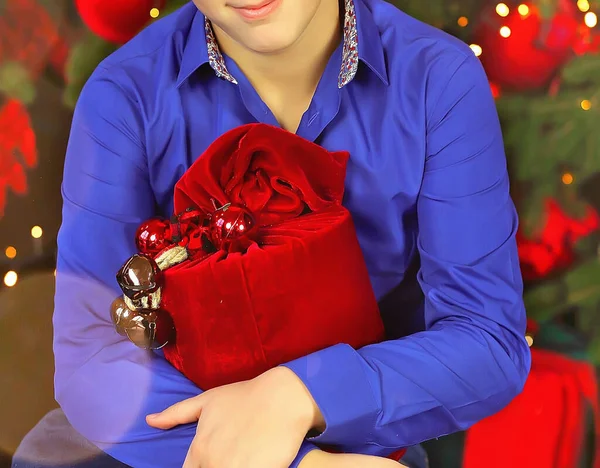 Καυκάσιος Έφηβος Μπλε Πουκάμισο Κάθεται Ένα Τεράστιο Κόκκινο Κουτί Δώρα — Φωτογραφία Αρχείου