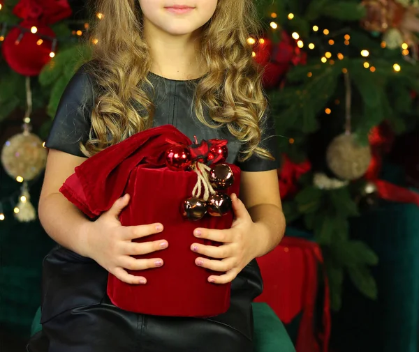 Kaukasische Niedliche Mädchen Nahaufnahme Einem Schwarzen Kleid Sitzt Mit Einem — Stockfoto