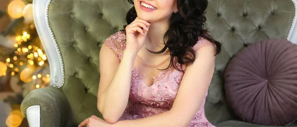 Zarif Pembe Elbiseli Pullu Gülümseyen Güzel Bir Bayanın Olduğu Pankart — Stok fotoğraf