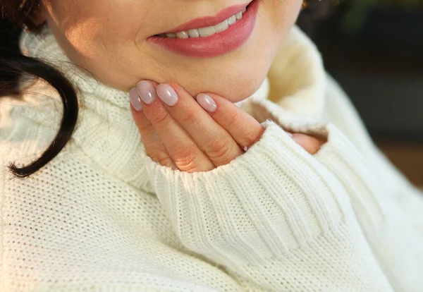 Portrait Rapproché Une Jeune Femme Tendre Rêvant Miracles Dans Pull — Photo